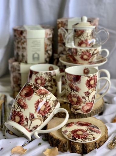 Porcelánový hrnček s kvetinovou nohou, 450 ml PIVOŇA v krabičke Secret Garden