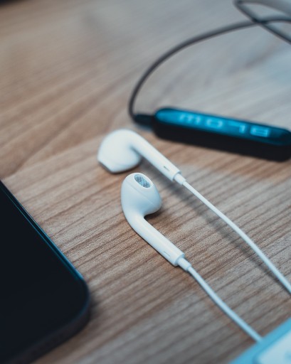 BEZDRÔTOVÉ ŠPORTOVÉ SLÚCHADLÁ BLUETOOTH USB MIKROFÓN BIELY