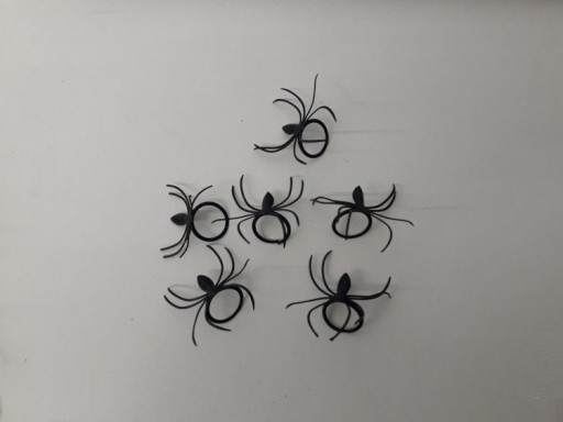 PLASTOVÉ PAVÚKY 50 KS 3 CM HALLOWEENSKÉ DEKORÁCIE