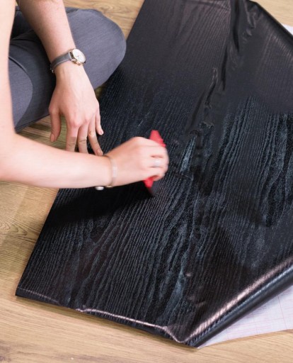 Čierna lesklá drevená PVC dyha na nábytok