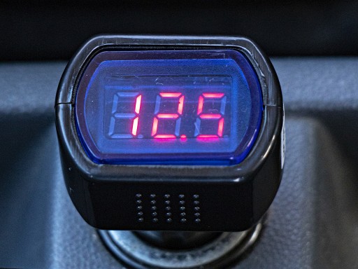 Voltmeter tester batérie merač 12V 24V