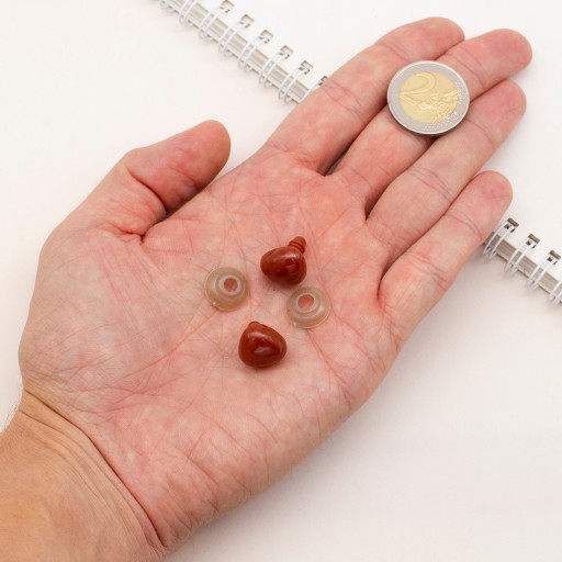 Bezpečný nos na hračky, trojuholníkový, hnedý, 14x16mm, špendlík: 5-6mm, 50ks