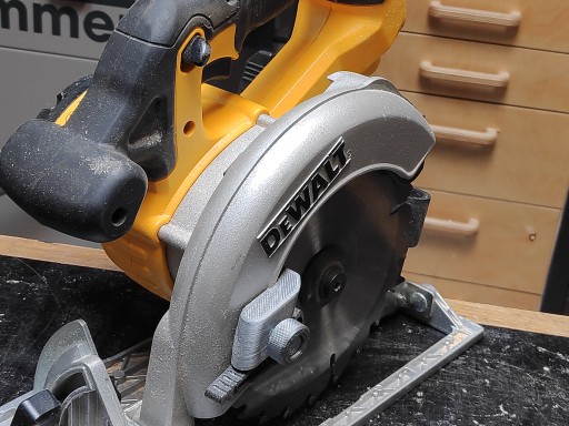 Zámok polohovania krytu disku pre Dewalt DCS391