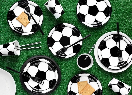 sada tanierov, pohárov, papierových slamiek, narodeninový futbal