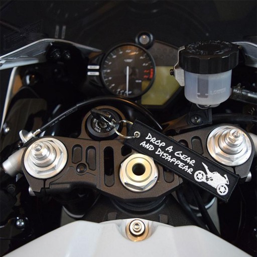 ZAHOĎTE OZNAČENIE A ZMIZŇTE Prívesok na kľúče s motorom