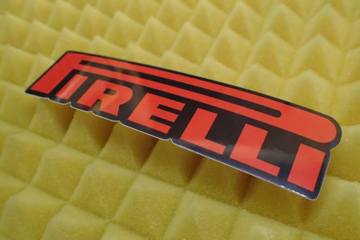 NÁLEPKA S LOGOM PIRELLI 12,5 x 3 cm