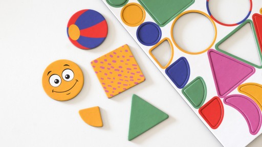 Sada 48 magnetov s klasickými Montessori tvarmi