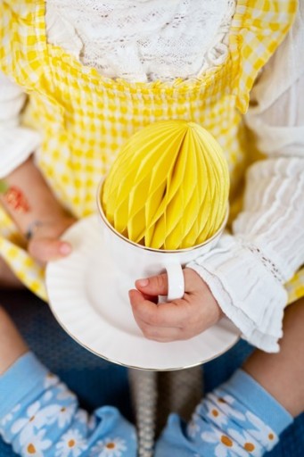 Papierová dekorácia HONEYCOMB EGG žltá