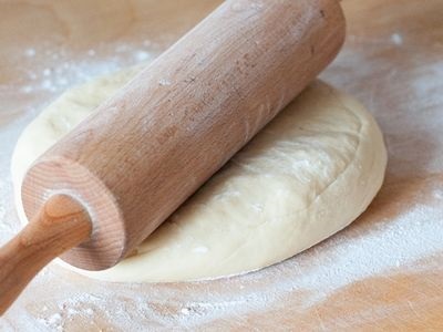 DREVENÝ OTOČNÝ VALEC NA CESTO 39 cm NA KUCHYNSKÉ HALUŠKY CS