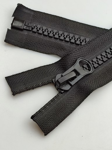 Kocka zips #8 čierna 65 cm