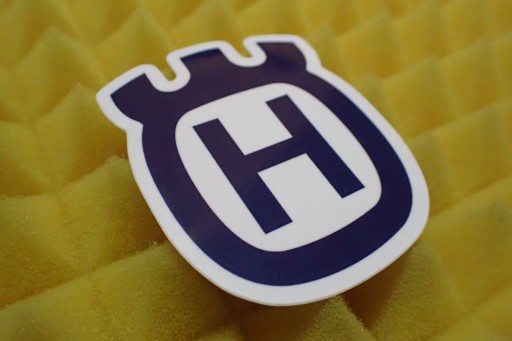 NÁLEPKA HUSQVARNA NÁLEPKA 5,1 x 6,2 cm