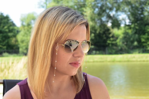Retiazka so zlatými perlami na okuliare