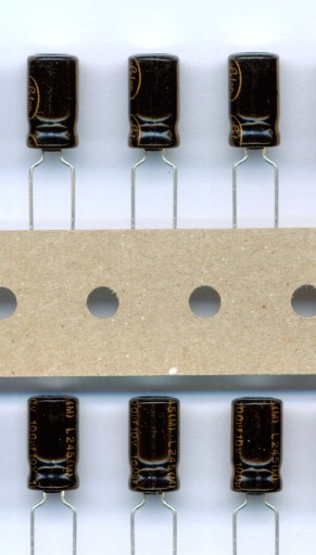 100uF 10V 100 µF 10 V LELON (20 KS) ELEKTROLYTICKÝ KONDENZÁTOR
