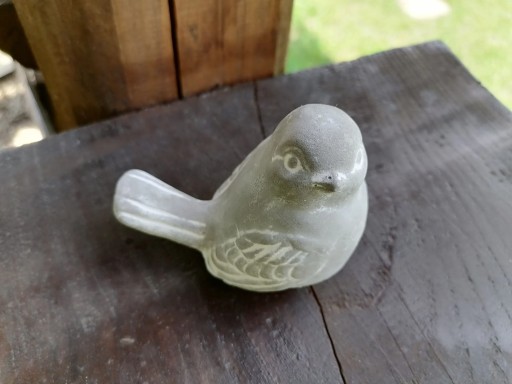 Sivá betónová figúrka vtáčika do záhrady 7x9 cm
