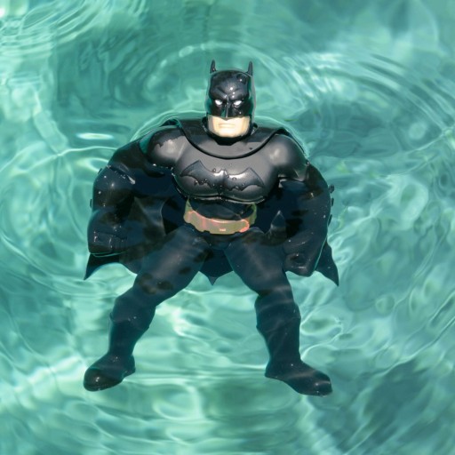 BATMAN PLÁVAJÚCA POSTAVKA 21 CM PRE VODNÉ ZÁBAVKY V BAZÉNE