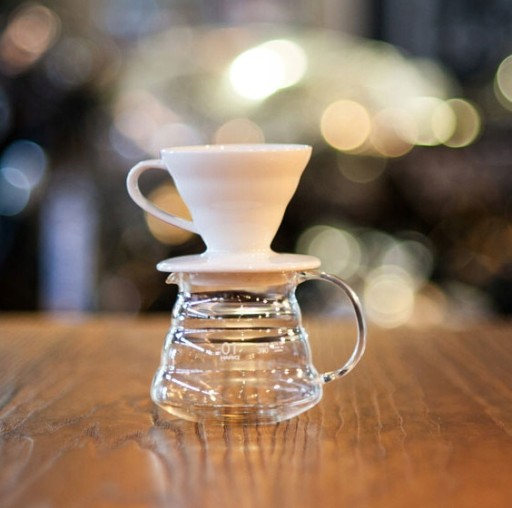 HARIO ODKAPÁVAČ KÁVY PLASTOVÝ BIELY V60-01