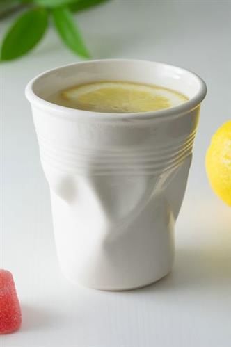 DRVENÝ hrnček VYPADÁ AKO VYTVORENÝ PORCELÁN