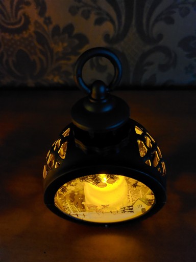 Rorátový adventný lampáš svieti na čierno