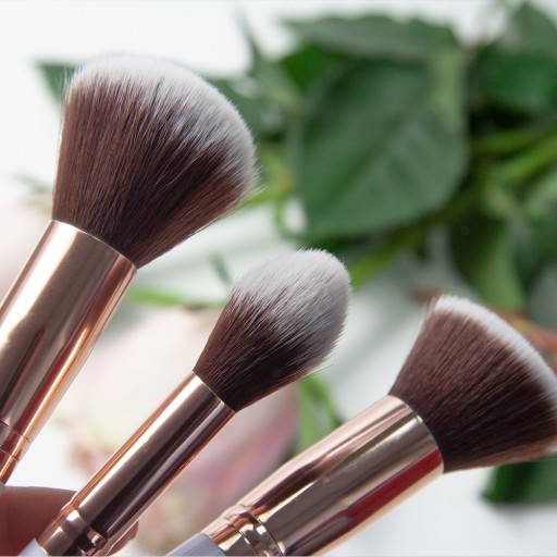 Donegal Štetec na make-up na kontúrovanie tváre lícenkou alebo bronzerom