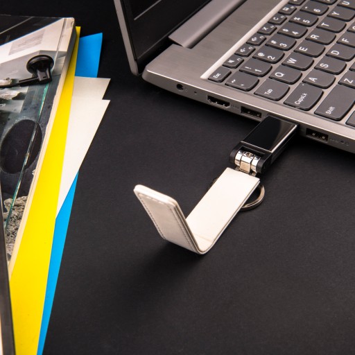 Kožená kľúčenka Pendrive biela 2 GB dátumovka