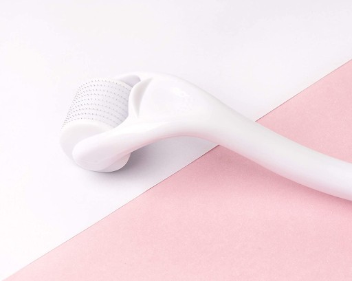 BRUSHWORKS MASÁŽNY VALEC NA TVÁR MEZOTERAPIA PROTI STARNUTIU 70g