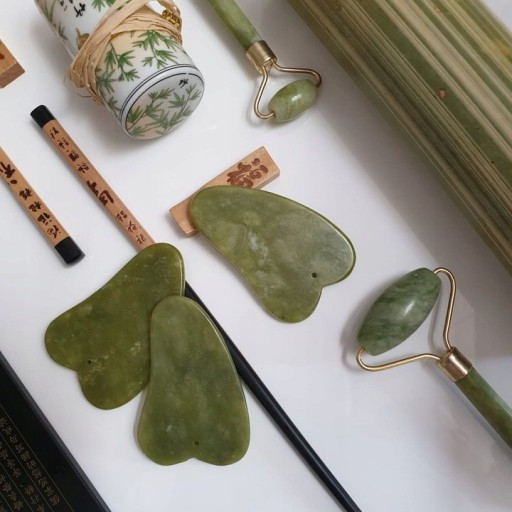 MASÁŽ NA TVÁR + JADE STONE JADE GUA SHA SET