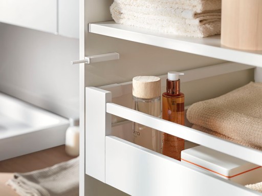 BLUM 956.1004 TIP-ON na dvere krátke šedé s magnetom