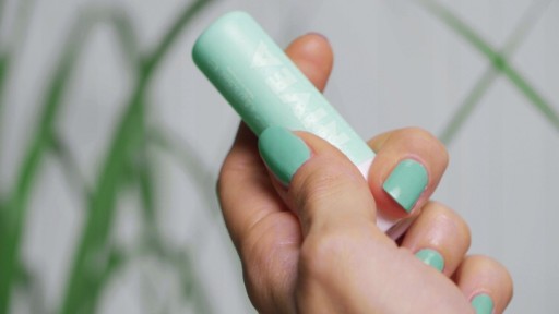 NIVEA Výživný peeling na pery s aloe a vitamínom E