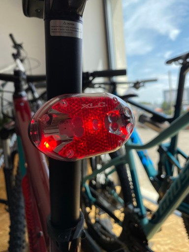 Zadné svetlo na sedlovku XLC THEBE 5X LED napájané z batérie