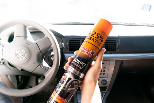 PLAGÁT NA ČISTENIE PLASTOVÉHO KOKPITU ČIERNY GLOSÁR SPREJ 750ML