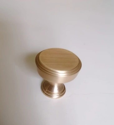 NÁBYTOK ZNAL - G041 BRÚSENÉ ZLATO GLAMOUR AMIX