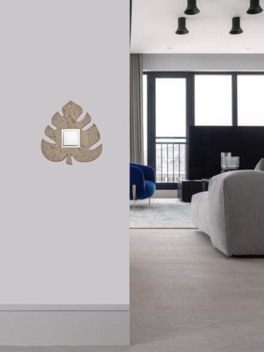 Šedý korok s nálepkou pre spínač/kontakt LEAF