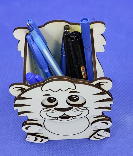 Organizér na stôl, gravírovaný tigrík a tigrie náradie na pastelky a ceruzky