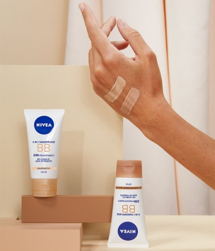 NIVEA SUN BB 5v1 Denný maskovací krém s SPF 15 - svetlý odtieň