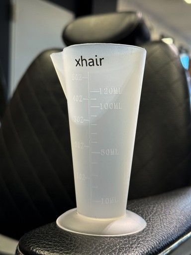 Plastová odmerka s odmerkou pre KADERNÍCTVO 150ml