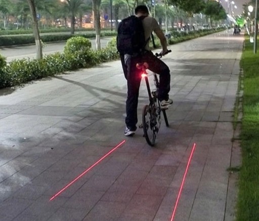 CYKLISTICKÁ LAMPA S LASEROM 5 LED LASER