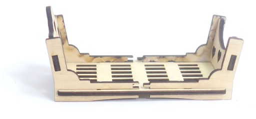DEKOR MINIATÚRA POSTEĽ 55x115x60mm DQ21