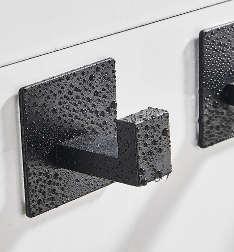 Háčik na stenu do kúpeľne háčik čierny samolepiaci na uteráky 5 x 5 cm