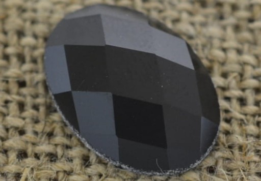 Akrylový kabošon, fazetovaný, 18 x 13 mm