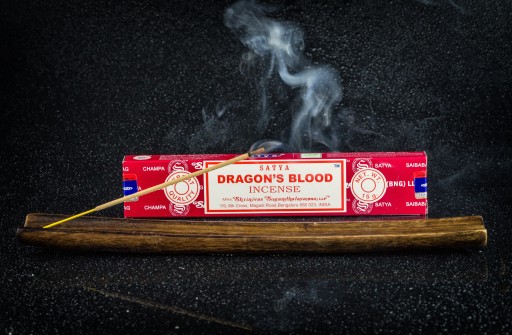 NAG CHAMPA SATYA POLLEN vonné tyčinky 15g Dračia krv