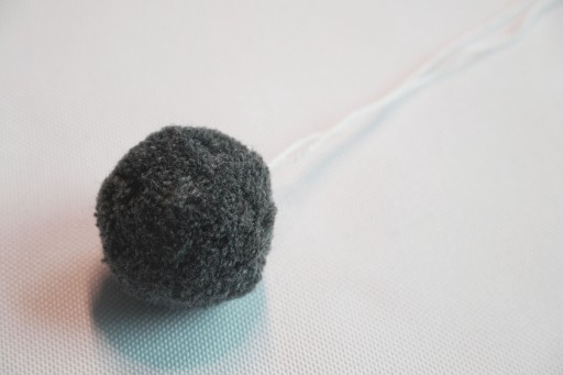 MG Pompon 4,5 cm Guľa 100% Akryl tmavý ASH