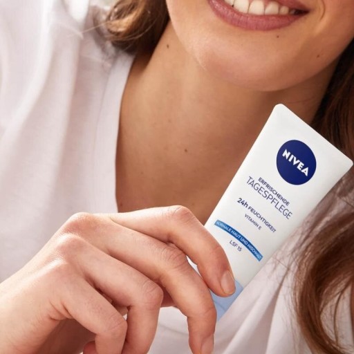 NIVEA 24H hydratačný osviežujúci denný krém SPF15 50 ml
