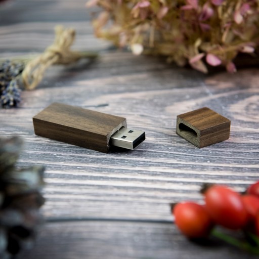 Drevený kľúč Pendrive tmavý orech úzky 32 GB