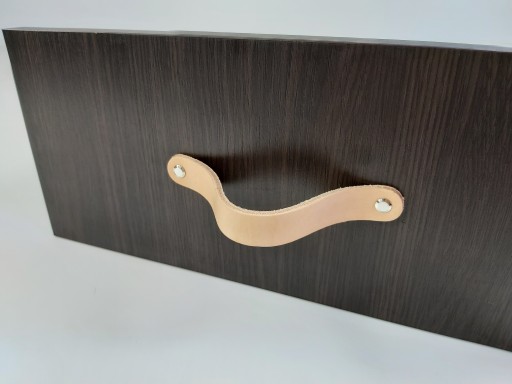 KOŽENÁ ÚCHYTKA NA NÁBYTOK, FARBA PRÍRODNÁ JUCHT 120 MM