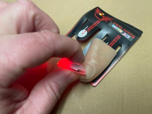 LED trikový prst so svietiacim palcom 1 ks.