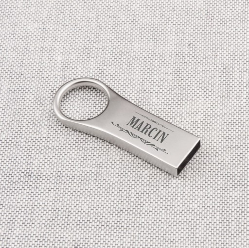 Mini kovový prívesok so slotom 2 GB USB 2.0 + GRAVÍROVANIE MENA ZA DARČEK