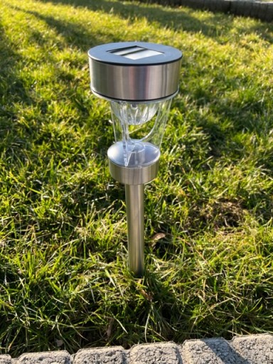 NEREZOVÁ LED SOLÁRNA LAMPA