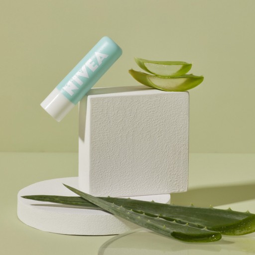 NIVEA Aloe ošetrujúci peeling na pery tyčinka 4,8 g