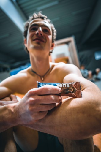 Sila s Adamom Ondrom - Proteínová tyčinka - Horká čokoláda a sezam - 60 g