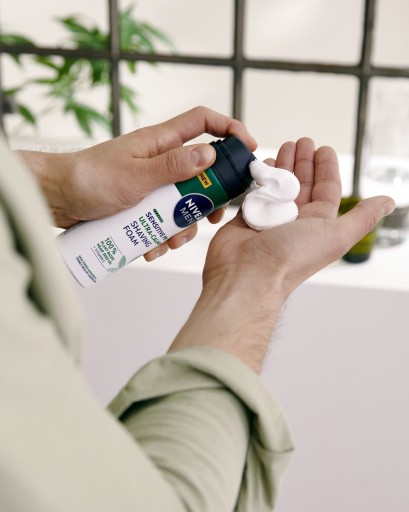 NIVEA MEN SENSITIVE PRO Pena na holenie s konopným olejom 200 ml